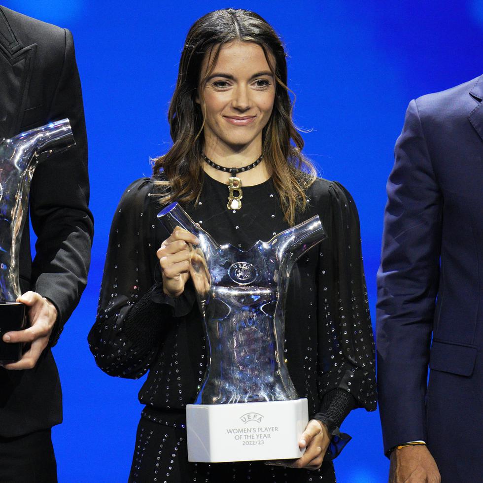 La española Aitana Bonmatí con el trofeo a Mejor Jugadora del Año de la UEFA.