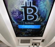 El logotipo de bitcoin aparece en la pantalla de un cajero automático de criptomonedas en la tienda Smoker’s Choice en Salem, Nueva Hampshire.