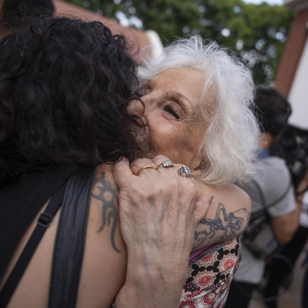 Estela de Carlotto, líder de la organización humanitaria Abuelas de Plaza de Mayo, abraza a otra activista en sus oficinas en el extinto centro de tortura ESMA en Buenos Aires, Argentina, el jueves 22 de diciembre de  2022.