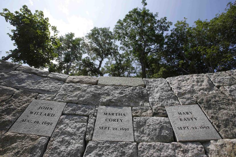 La comunidad del estado develó un monumento de piedra en el que están inscritos sus nombres, el miércoles 19 de julio de 2017. (AP)
