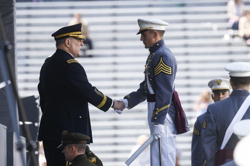 El general Mark Milley (izq.), jefe del Estado Mayor Conjunto de las Fuerzas Armadas, felicita a un cadete que se graduó de la academia militar West Point.