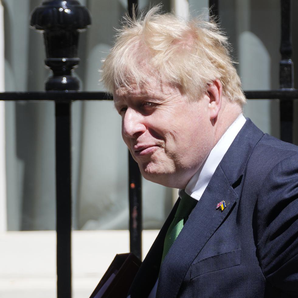 El primer ministro británico Boris Johnson sale de la residencia oficial en 10 Downing Street, Londres, para asistir a la sesión semanal de preguntas al primer ministro en la Cámara de los Comunes, Londres, miércoles 8 de junio de 2022. (AP Foto/Frank Augstein)