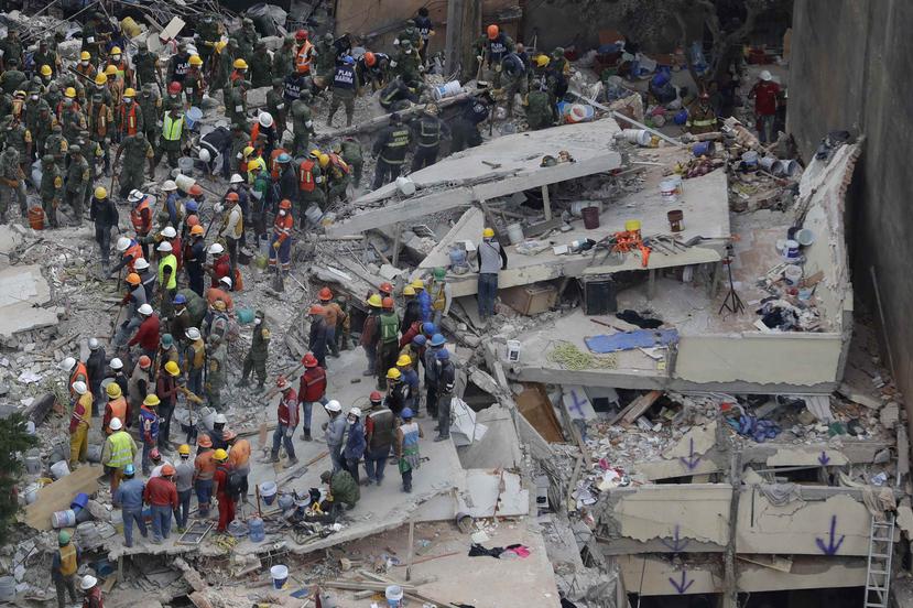 Rescatistas buscan personas atrapadas en el interior de un edificio derrumbado en el vecindario Del Valle en Ciudad de México. (AP / Rebecca Blackwell)