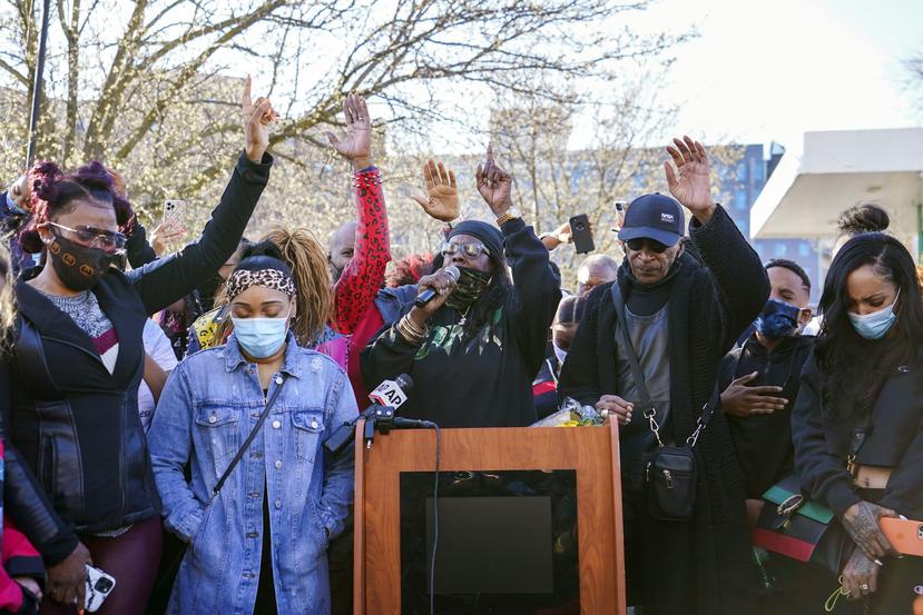 Familiares, amigos y seguidores de DMX levantan sus manos mientras pedían por el restablecimiento de la salud del rapero DMX, a las afueras del Hospital White Plains, en Nueva York.