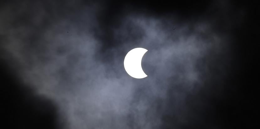 La Luna mientras pasa frente al Sol durante el eclipse solar anular, captada desde Sao Paulo, en Brasil. (AP / Andre Penner)