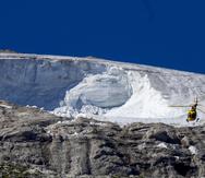 Un helicóptero de rescate sobrevuela el glaciar Punta Rocca, en los Alpes italianos, el miércoles 6 de julio de 2022, donde el domingo se desprendió una avalancha de hielo, nieve y rocas que arrastró a un grupo de excursionistas. (AP Foto/Luca Bruno)