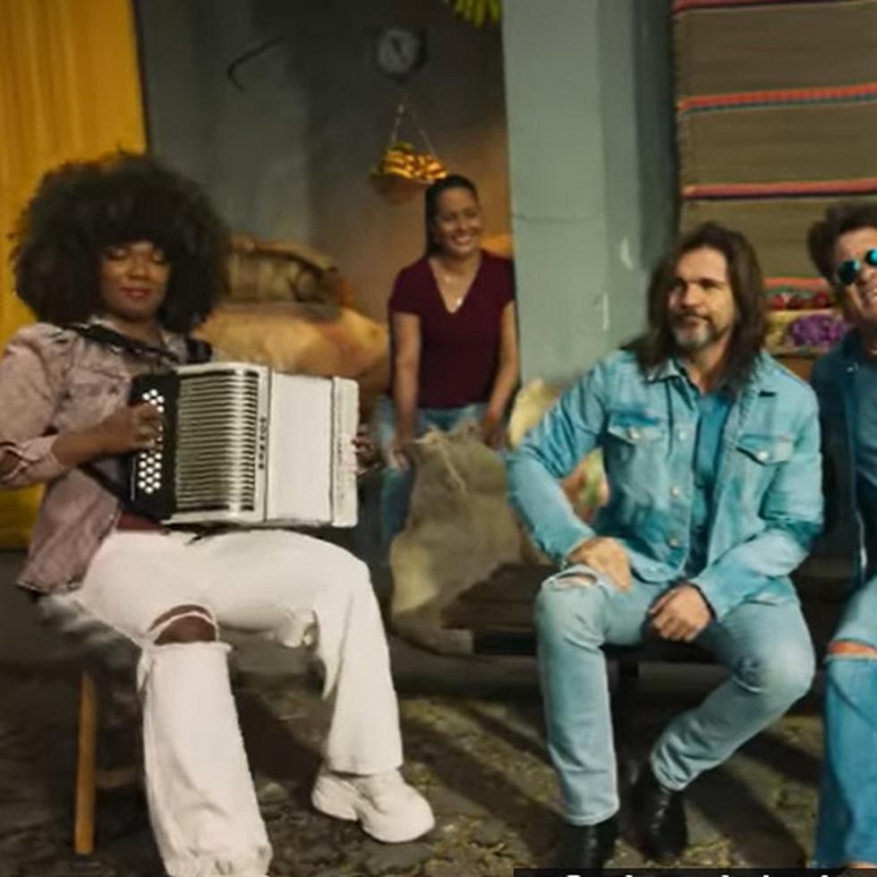 Juanes y Carlos Vives, en el vídeo del sencillo en conjunto “Las Mujeres”.