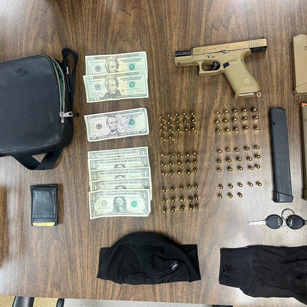 En el operativo se ocuparon armas, sobre 200 municiones de diferentes calibres y decenas de empaques y recipientes de drogas para la venta al detal.