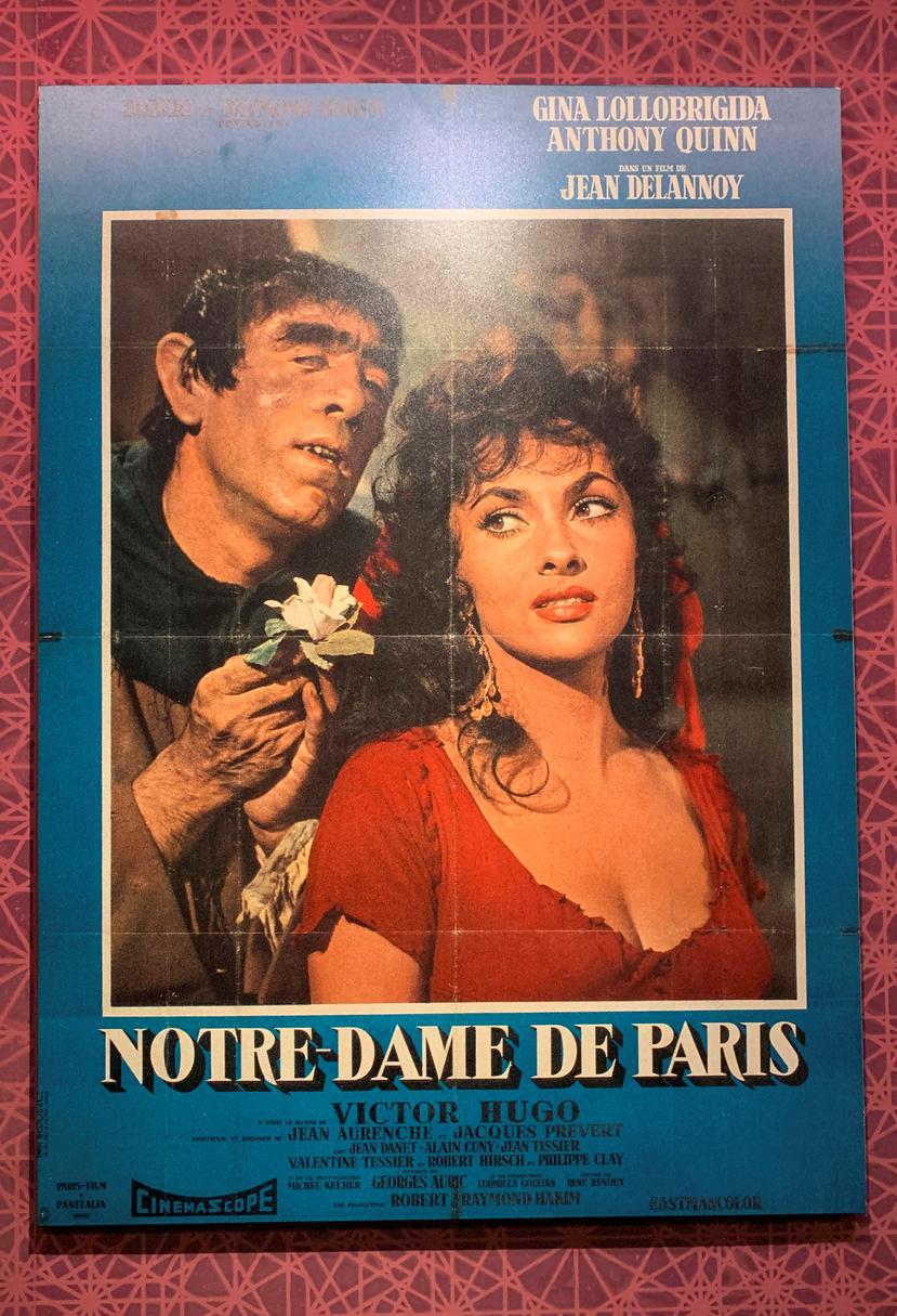 Cartel de la película "Notre Dame", de Jean Delannoy (1957) en la exposición sobre la catedral de Notre Dame inaugurada hoy en la Isla de La Cité, en París.