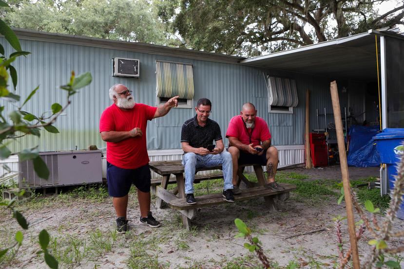 De izquierda a derecha, Luis Arriaga, Miguel Campis y Mike Lawry, residentes de Siesta Lago Mobile Home Village en Kissimmee, quienes se mantendrán en sus casas ante el paso de el huracán Dorian por Florida.