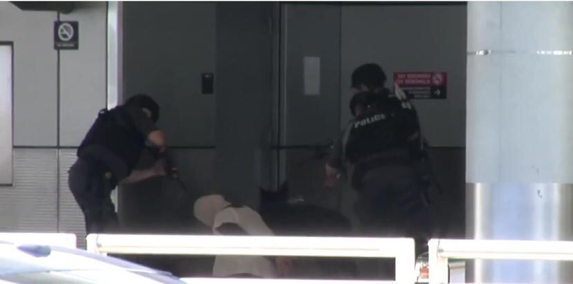 El incidente en el aeropuerto internacional de Miami ocurrió el jueves en la tarde pero fue difundido hoy, viernes. (Toma de pantalla / Univision 23)