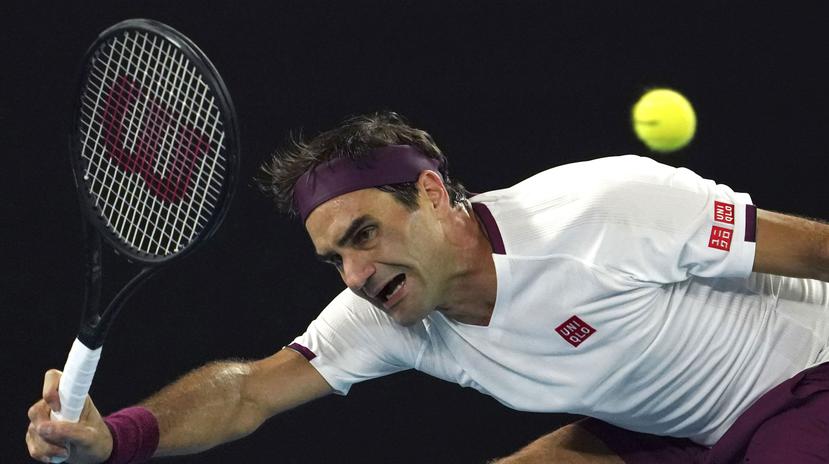 El suizo Roger Federer devuelve un disparo contra el húngaro Marton Fucsovics en un partido de la cuarta ronda en el Abierto de Australia. (AP)