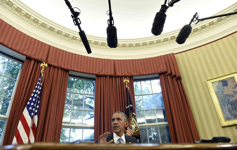 El presidente Barack Obama firmó PROMESA frente a un grupo de funcionarios en una breve ceremonia en el Despacho Oval. (AP)