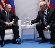 Los presidentes Vladimir Putin, de Rusia, a la izquierda, y Donald Trump, de Estados Unidos, sostienen una conversación durante la cumbre del Grupo de los 20 en Hamburgo, Alemania. (AP / Evan Vucci)