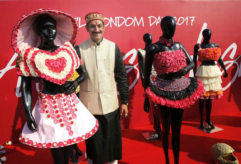 El príncipe Mavendra Singh Gohil posa con trajes fabricados con condones con motivo del Día Internacional del Condón celebrado en Nueva Delhi, India (EFE).