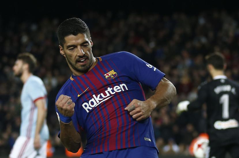 El delantero uruguayo Luis Suárez celebra luego de marcar un gol para el FC Barcelona durante el partido del domingo contra Real Sociedad. (AP / Manu Fernández)