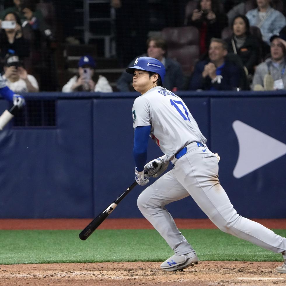 El bateador designado de los Dodgers, Shohei Ohtani, se dirige a la primera base luego de conectar un sencillo impulsador de carrera en la octava entrada, que coronó un 'rally' de cuatro carreras.