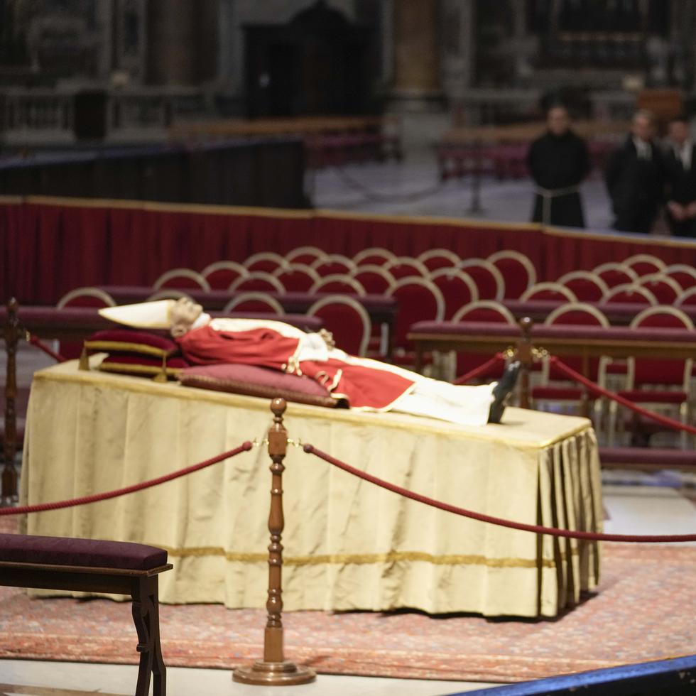 El cuerpo de Benedicto XIV es expuesto en el Vaticano.