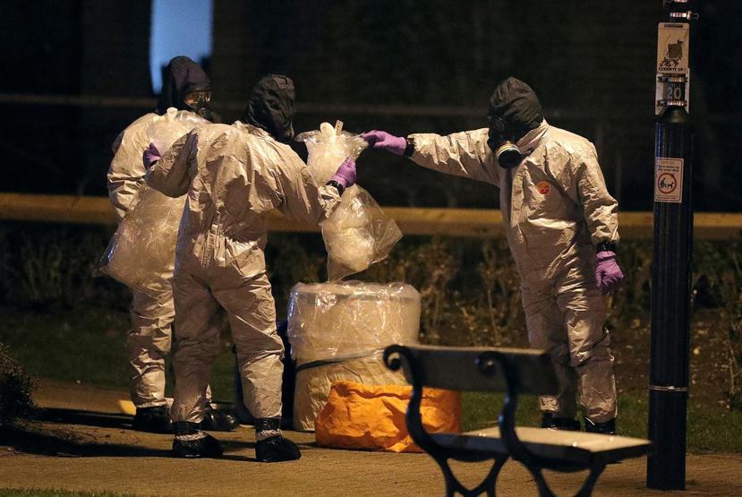 En la foto, expertos investigan la escena en Salisbury, Inglaterra. (Andrew Matthews/AP)