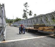 La construcción del puente en acero que conduce de Utuado a Jayuya se inició en marzo de este año por supuestos defectos de la antigua estructura.