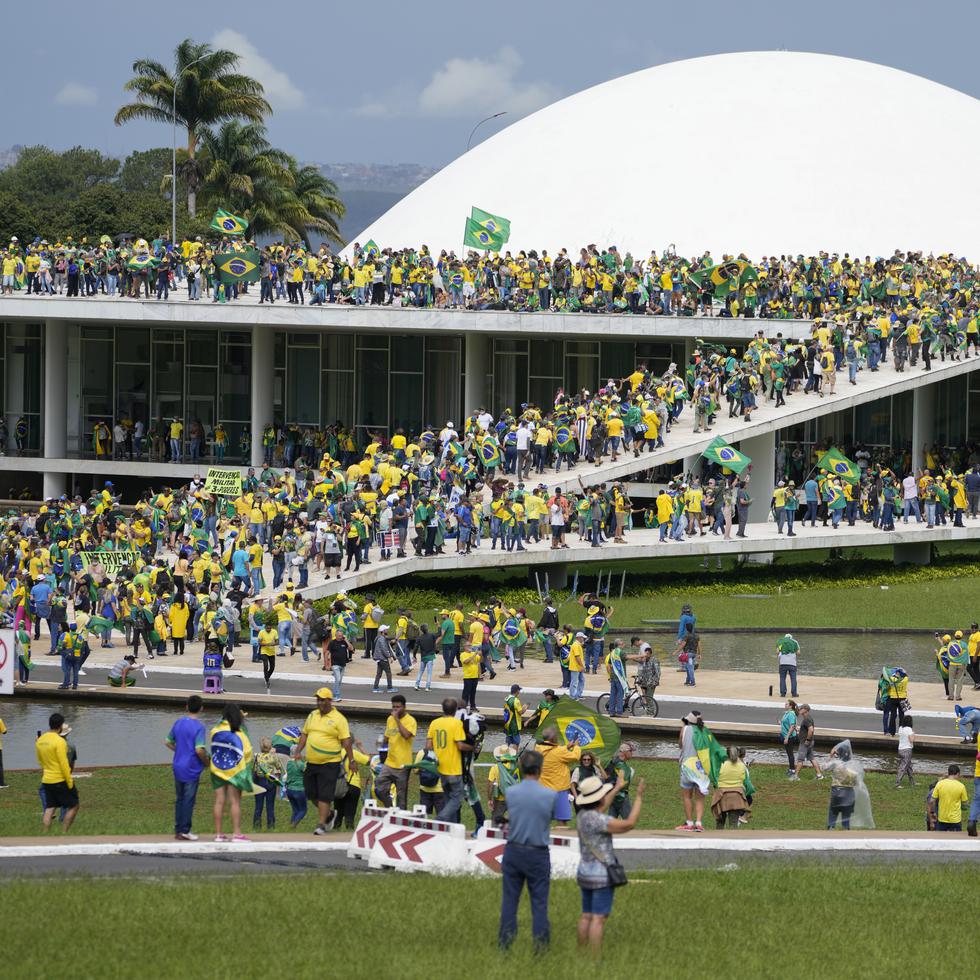 Simpatizantes del expresidente brasileño Jair Bolsonaro irrumpen en el Congreso Nacional de Brasil, en Brasilia, el domingo 8 de enero de 2023. (AP Foto/Eraldo Peres)