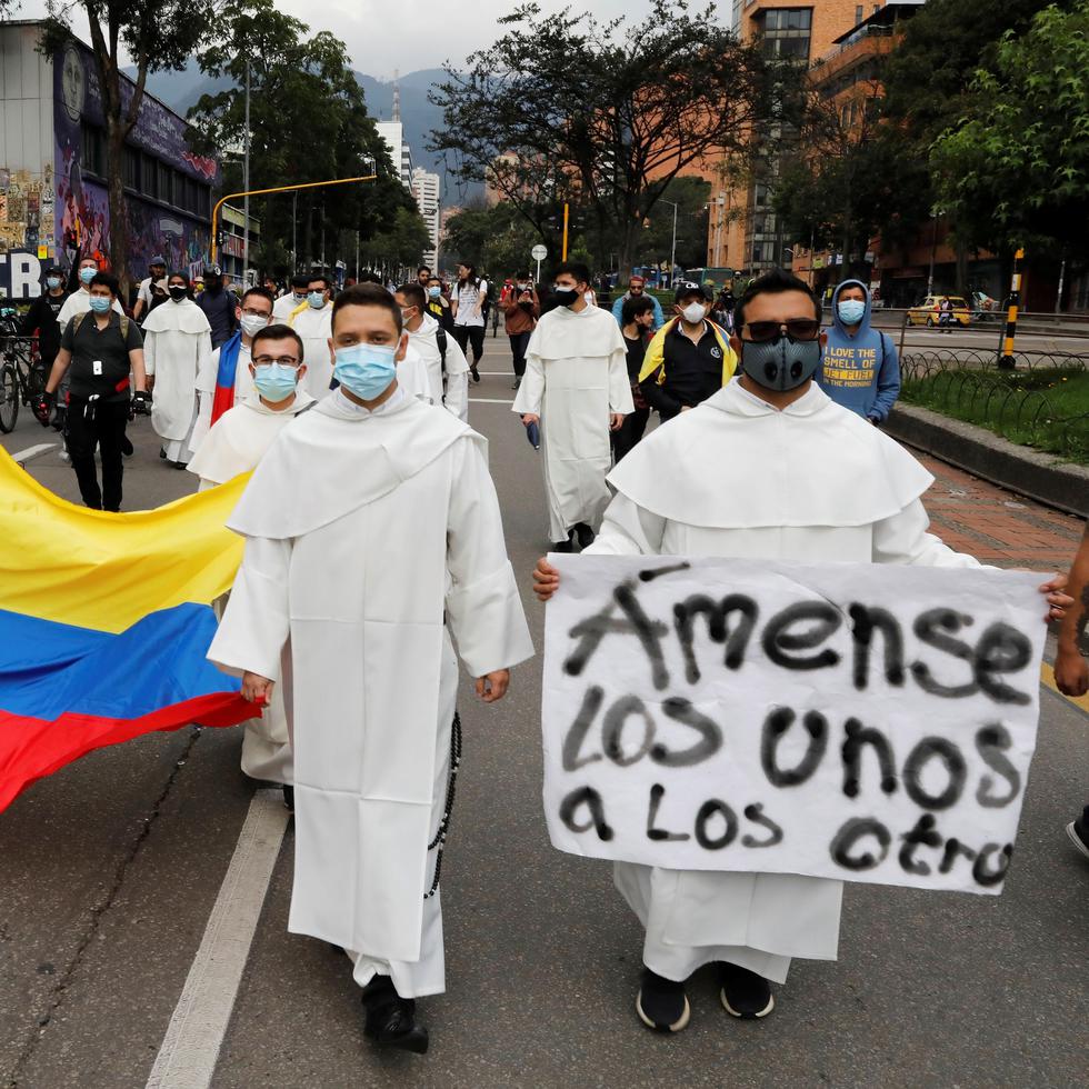 Frailes Dominicos se suman a los manifestantes que marchan por las calles, durante una nueva jornada de protestas hoy en Bogotá (Colombia). EFE/Carlos Ortega
