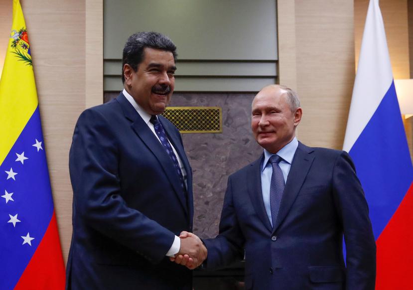 El presidente ruso, Vladímir Putin (d), estrecha la mano a Nicolás Maduro, durante la reunión que celebraron en la residencia de Novo-Ogaryovo, en las afueras de Moscú, Rusia. (EFE)