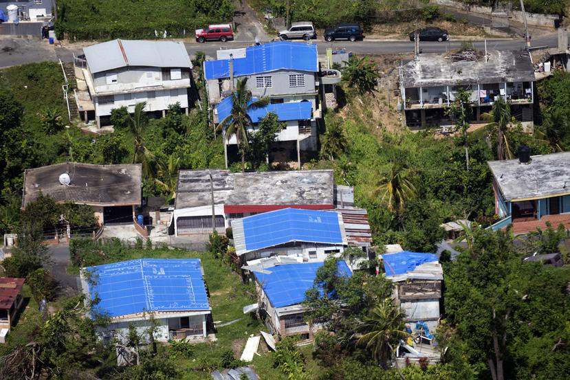 Imagen de archivo de toldos azules sobre casas en Toa Alta que se vieron afectadas por el paso del huracán María.