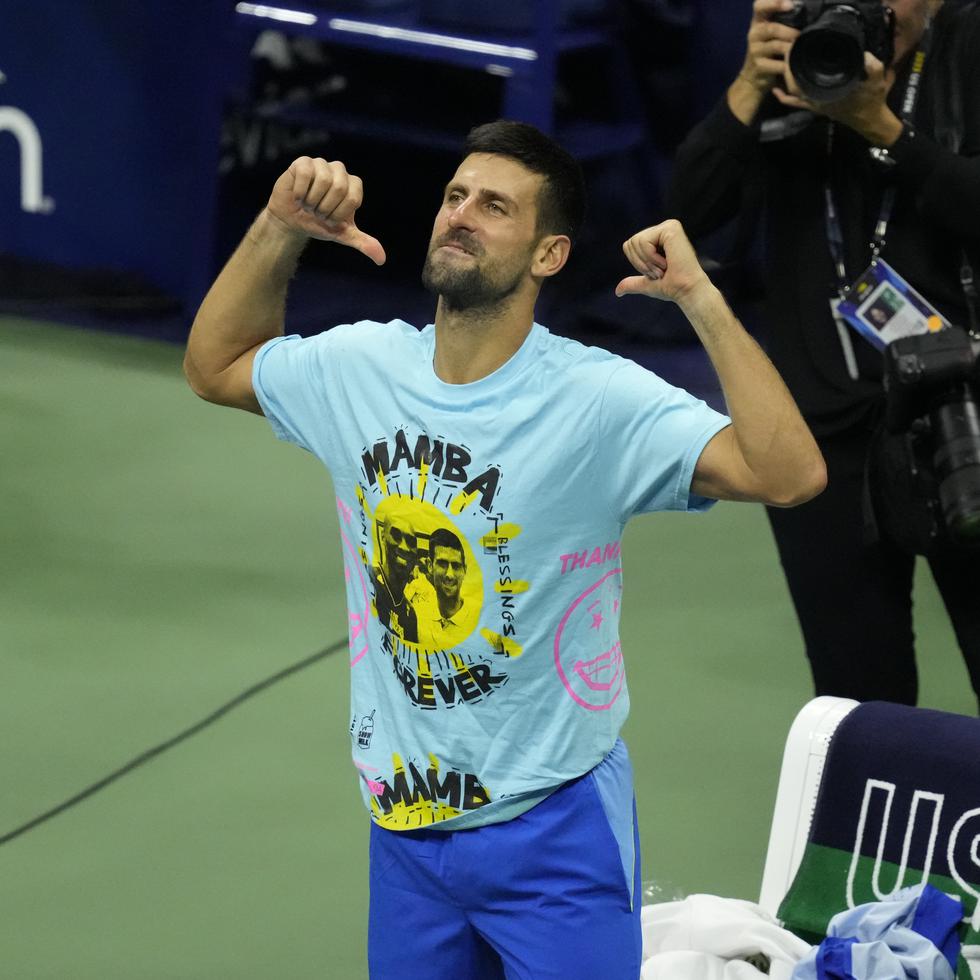 Novak Djokovic vistió una camisa con la imagen de Kobe Bryant durante la celebración del título  Abierto de Estados Unidos.