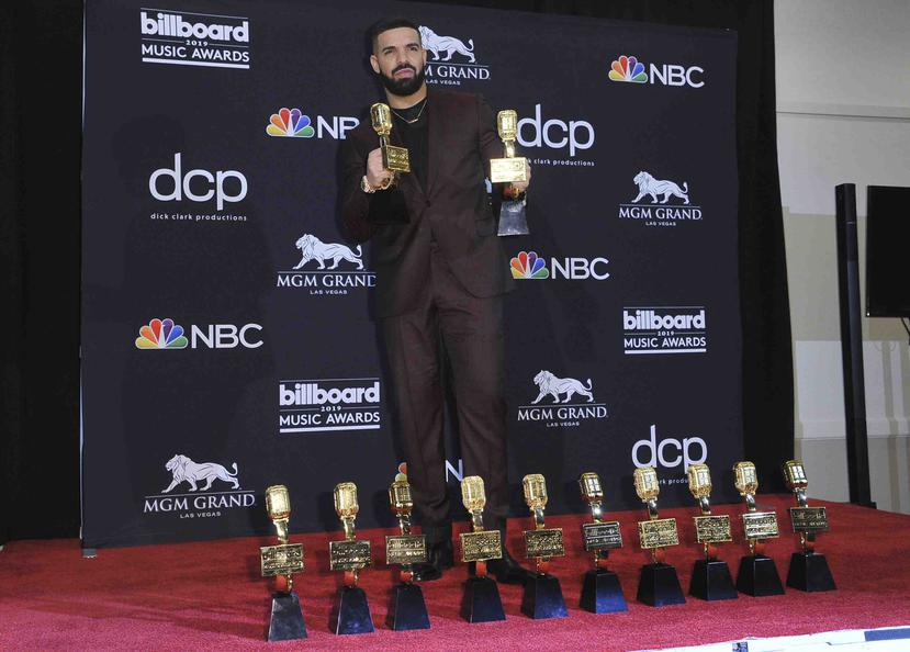 El rapero Drake posa con todos sus galardones. (Richard Shotwell/Invision/AP)