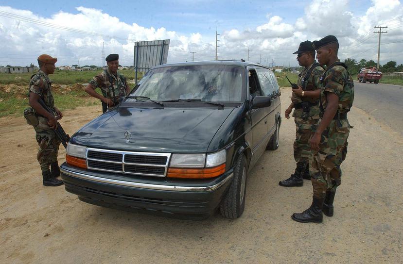 Fuerzas militares dominicanas registran un vehículo en la frontera con Haití. (EFE / Archivo)