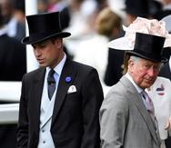 El príncipe William cumple 40 años compitiendo en popularidad con su padre, el príncipe Charles (derecha).