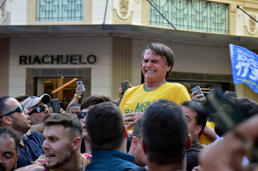 El candidato ultraderechista Jair Bolsonaro al momento de ser apuñalado durante un acto político en Juiz de Fora, estado de Minas Gerais, Brasil. (EFE).