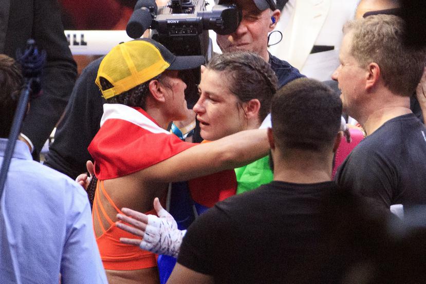 Amanda Serrano y Katie Taylor se abrazan al concluir la pelea del sábado.