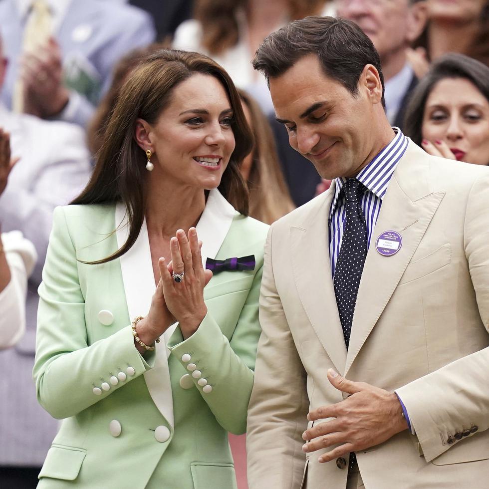 La princesa de Gales, Kate, conversa con la leyenda del tenis, el suizo Roger Federer, durante su homenaje en Wimbledon.