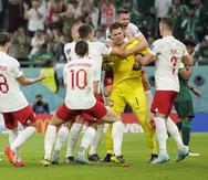 El arquero polaco Wojciech Szczesny (centro derecha) festeja tras tapar un penal ante Arabia Saudí en el partido por el Grupo C del Mundial en Rayán, Catar.