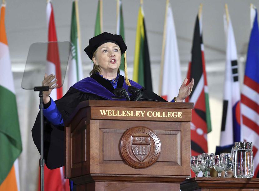 Clinton dijo que entiende la ira que pudieran estar sintiendo algunos de los graduados tras las elecciones. (AP)