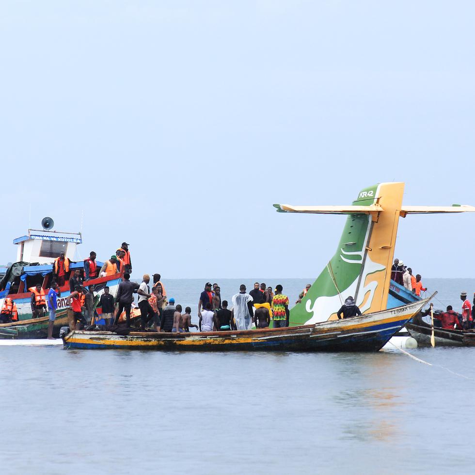 Equipos de rescate en busca de supervivientes del accidente de un avión tanzano que se estrelló en el lago Victoria.