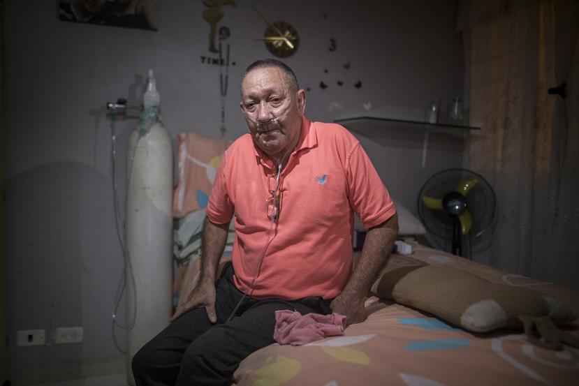 Víctor Escobar se sienta en su casa después de una entrevista en Cali, Colombia, el jueves 6 de enero de 2022.