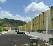 Villas de Coamo fue diseñado por la firma Coleman Davis Pagán Arquitectos y en 2008 recibió el premio de mérito a la excelencia del capítulo de Florida y Caribe del Instituto Americano de Arquitectos (AIA) en la categoría de vivienda de interés social.