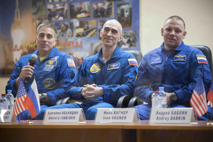 Foto distribuida por Roscosmos, (de izquierda a derecha) el astronauta estadoundiense Chris Cassidy, y los cosmonautas rusos Anatoly Ivanishin e Ivan Vagner.