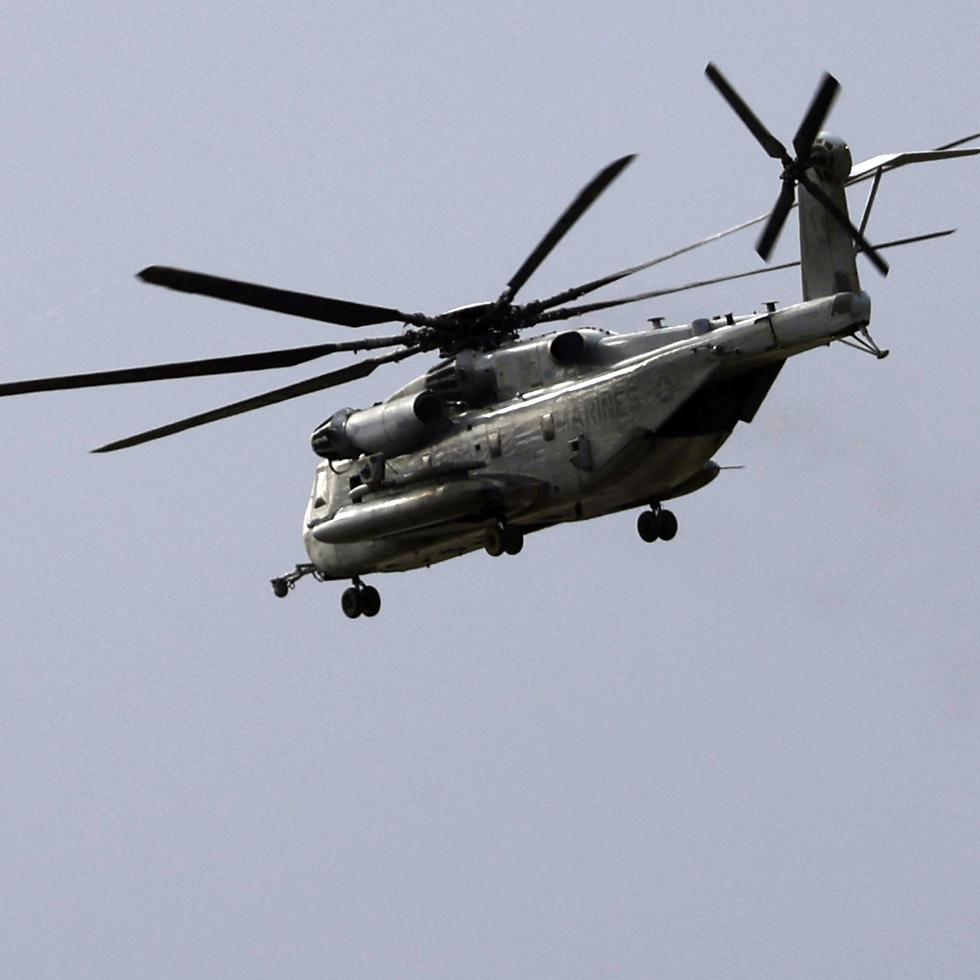 Un helicóptero CH-53E Super Stallion del Cuerpo de los Marines vuela sobre una estación de entrenamiento en San Diego, California.