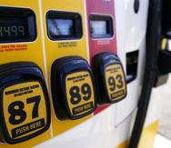 La asociación automovilística AAA dijo que el precio promedio de un galón (3.8 litros) de gasolina ha aumentado 43% a $4.10 respecto del año pasado, aunque ha descendido en las últimas semanas.