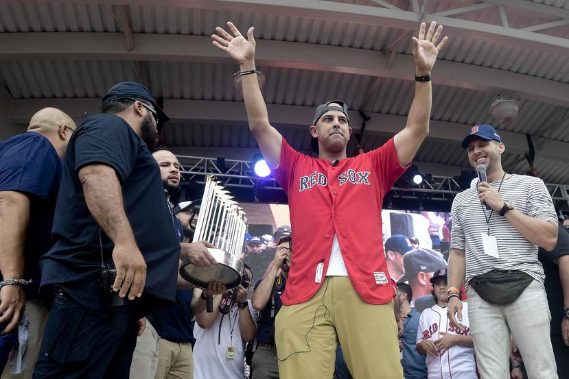 Alex Cora saluda a los fanáticos que se dieron cita a su recibimiento en el Paseo de las Artes en Caguas.