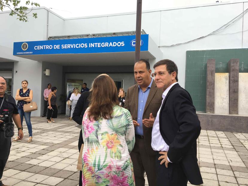 El secretario de Estado, Luis Rivera Marín, a las afueras del Centro de Servicios Integrados en Río Piedra.