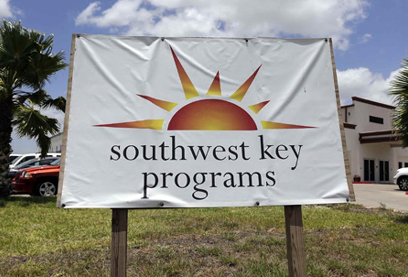 Un letrero del programa Southwest Key, el cual administra centros de detención para niños migrantes, en Brownsville, Texas. (AP/Eric Gay)