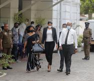 Caroline Jurie, al centro, a su salida de la estación de policía en Colombo, Sri Lanka.
