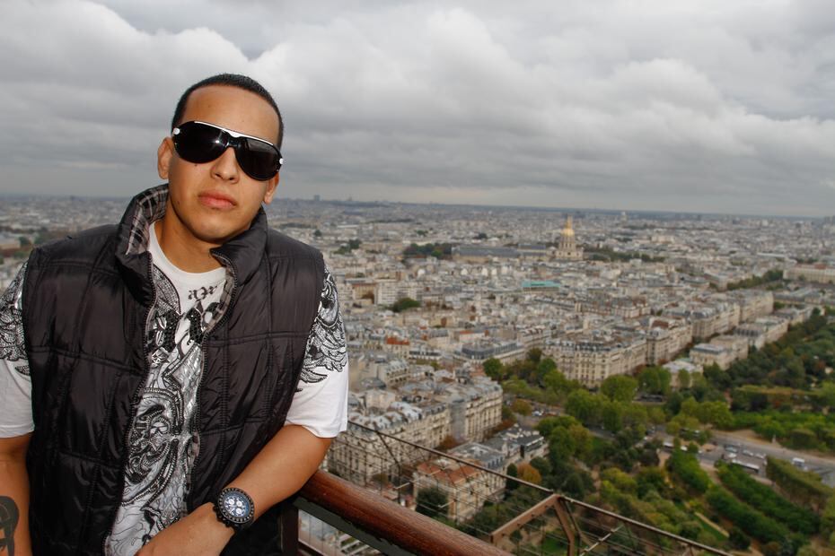 Apart from the numerous successes he has achieved in his long career, something that distinguishes the Puerto Rican reggaeton singer Daddy Yankee is the smooth and youthful-looking complexion that he maintains at 43 years old.