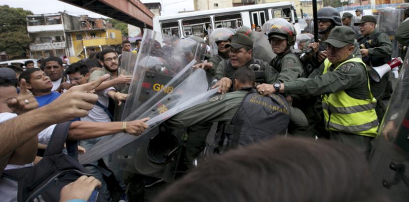 La violencia es una realidad diaria en Venezuela, donde además de la criminalidad son frencuentes los encontronazos con las fuerzas del orden.(AP/Ariana Cubillos)
