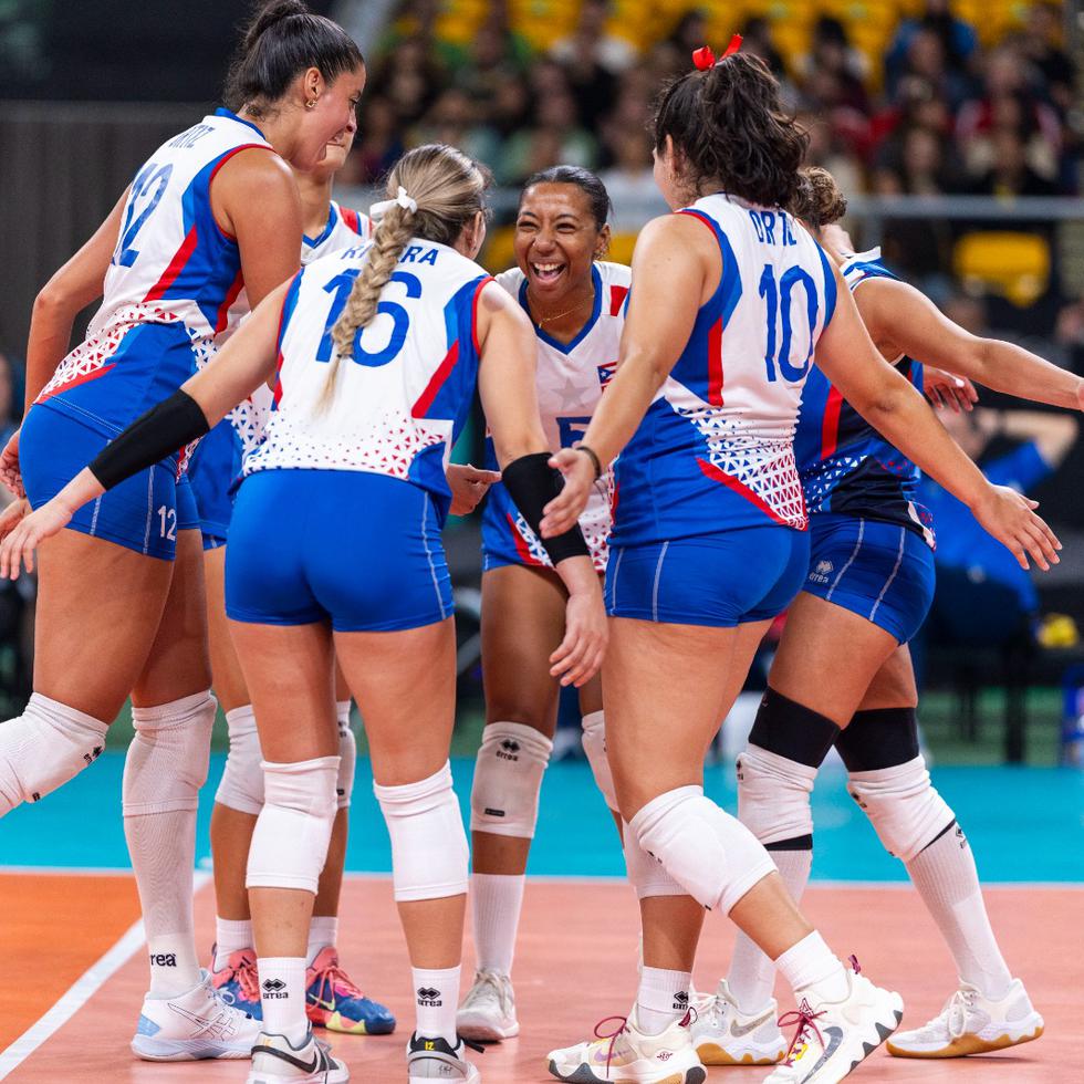 La Selección Nacional de voleibol femenino celebrando su victoria ante Cuba.
